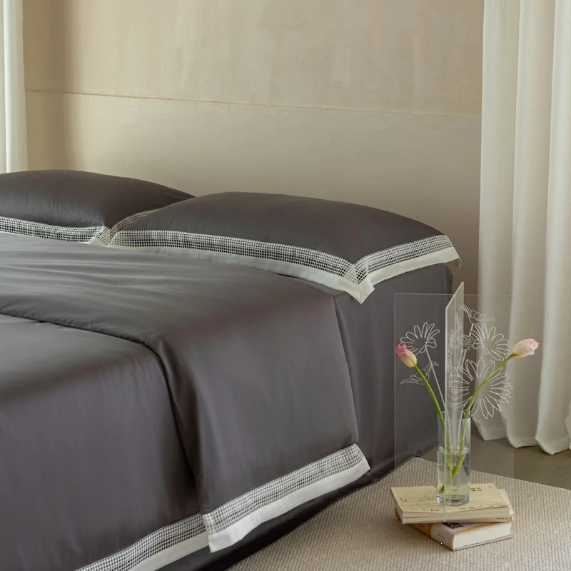 Elegante Bettwäsche-Garnitur mit Ajour-Gitterbesatz und Hotelverschluss