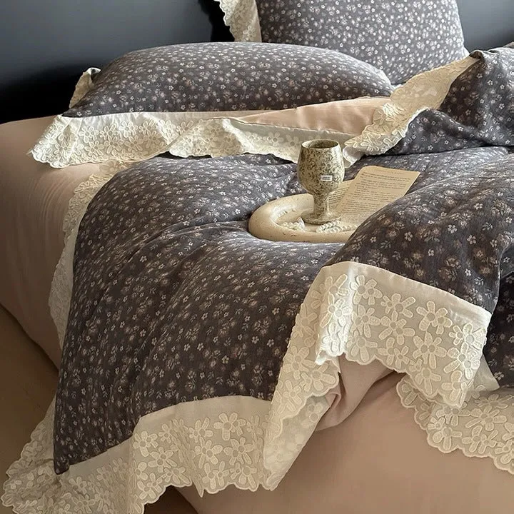 Bettwäschegarnitur im Landhausstil mit Blumenjacquard, Spitzenvolant und Wendefunktion