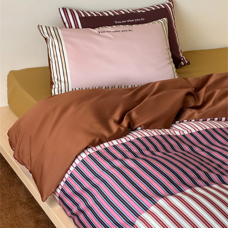 Bettwäsche-Set aus Baumwollsatin mit doppelseitigem Streifen-Design