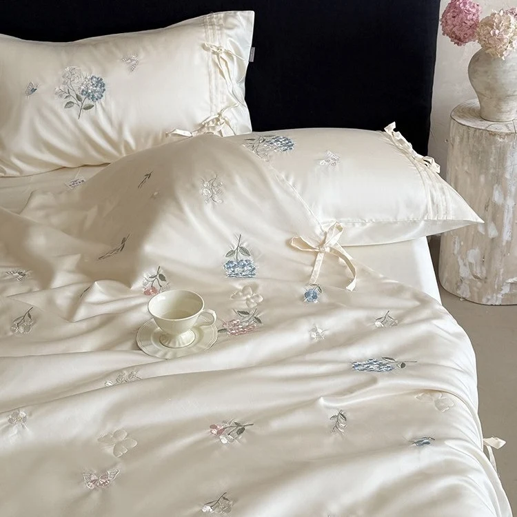 Besticktes Satin-Bettüberwurf-Set mit Bindebändern und seidig-glänzender Oberfläche