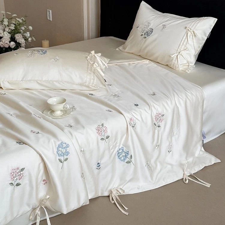 Besticktes Satin-Bettüberwurf-Set mit Bindebändern und seidig-glänzender Oberfläche