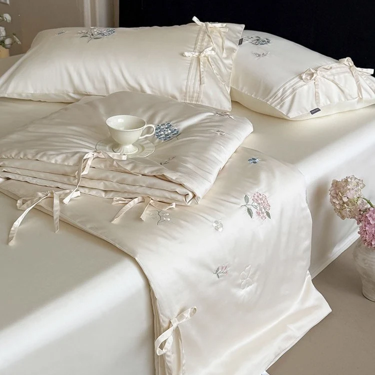 Besticktes Satin-Bettüberwurf-Set mit Bindebändern und seidig-glänzender Oberfläche
