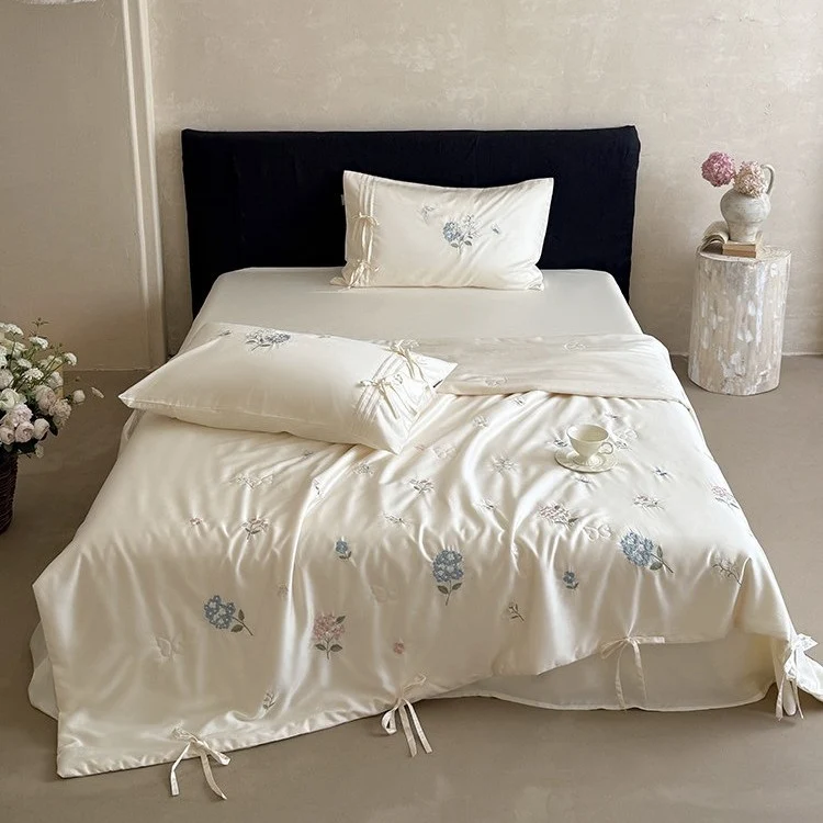 Besticktes Satin-Bettüberwurf-Set mit Bindebändern und seidig-glänzender Oberfläche