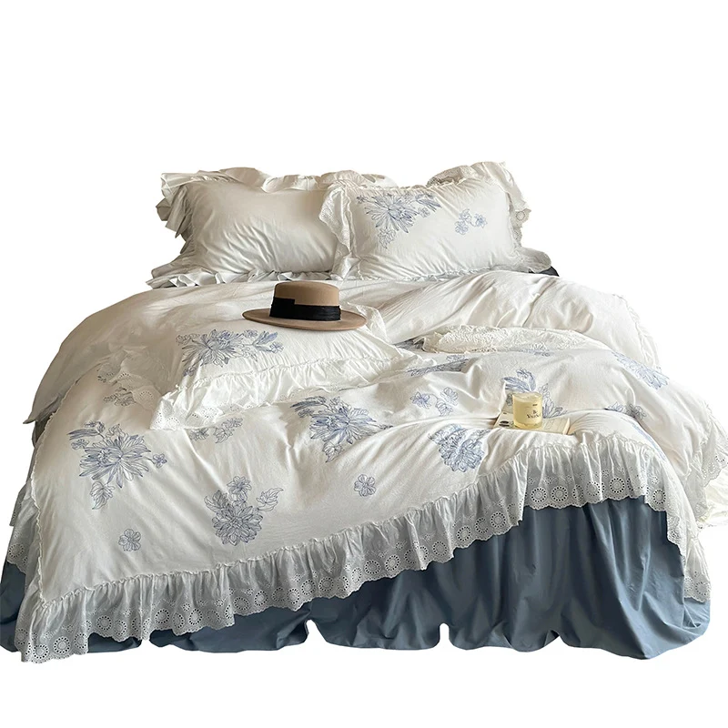 Besticktes Bettwäscheset im Landhausstil mit Rüschenvolant und Lochspitze