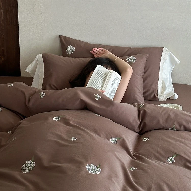 Besticktes Bettwäscheset aus Baumwollsatin mit dezenten Streublüten-Stickereien