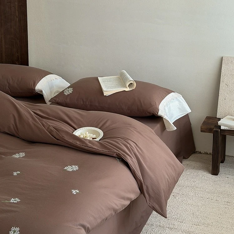 Besticktes Bettwäscheset aus Baumwollsatin mit dezenten Streublüten-Stickereien