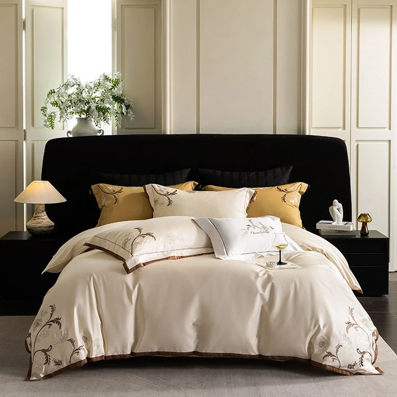 Luxuriöses besticktes Satin-Bettwäsche-Set mit floralem Eckmotiv und Kontrastpaspel