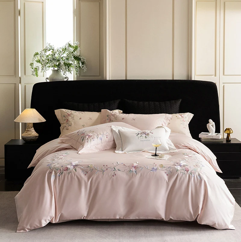 Luxuriöses besticktes Satin-Bettwäsche-Set mit floralem Eckmotiv und Kontrastpaspel