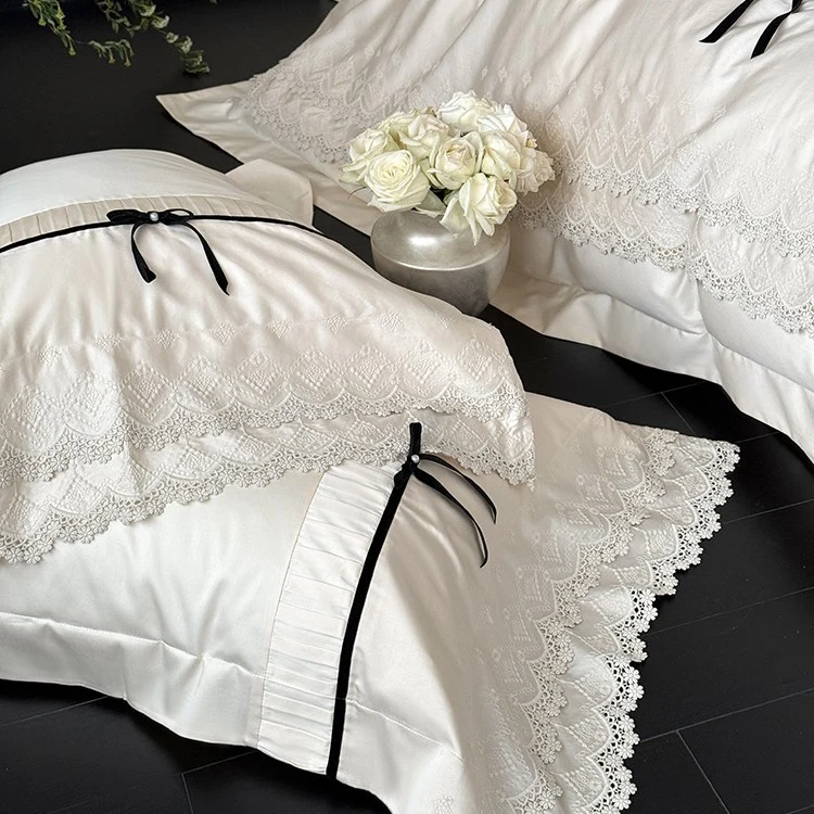 Feines Baumwollsatin-Bettwäsche-Set mit Spitzenvolant, kontrastierenden Zierbändern und Hotelverschluss