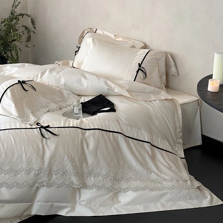 Feines Baumwollsatin-Bettwäsche-Set mit Spitzenvolant, kontrastierenden Zierbändern und Hotelverschluss