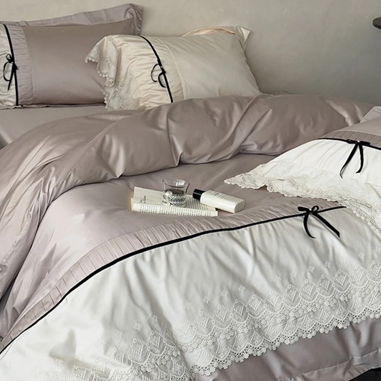 Feines Baumwollsatin-Bettwäsche-Set mit Spitzenvolant, kontrastierenden Zierbändern und Hotelverschluss
