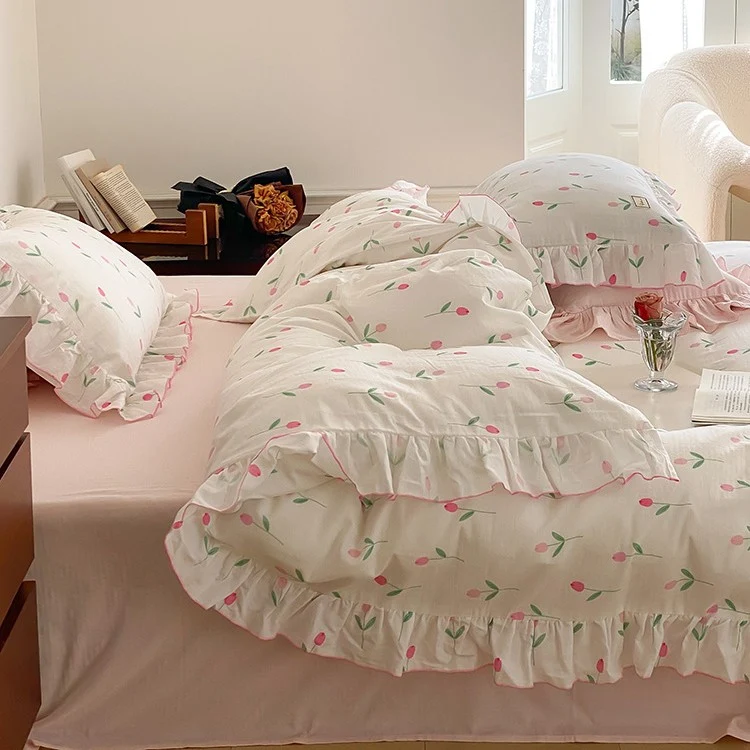 Baumwoll-Bettwäscheset mit zartem Blumenmuster und dekorativem Volant