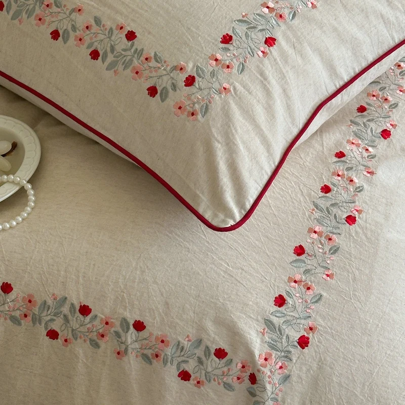 Hochwertiges Baumwoll-Leinen Bettwäsche-Set mit feiner Blumenstickerei und Paspelrand
