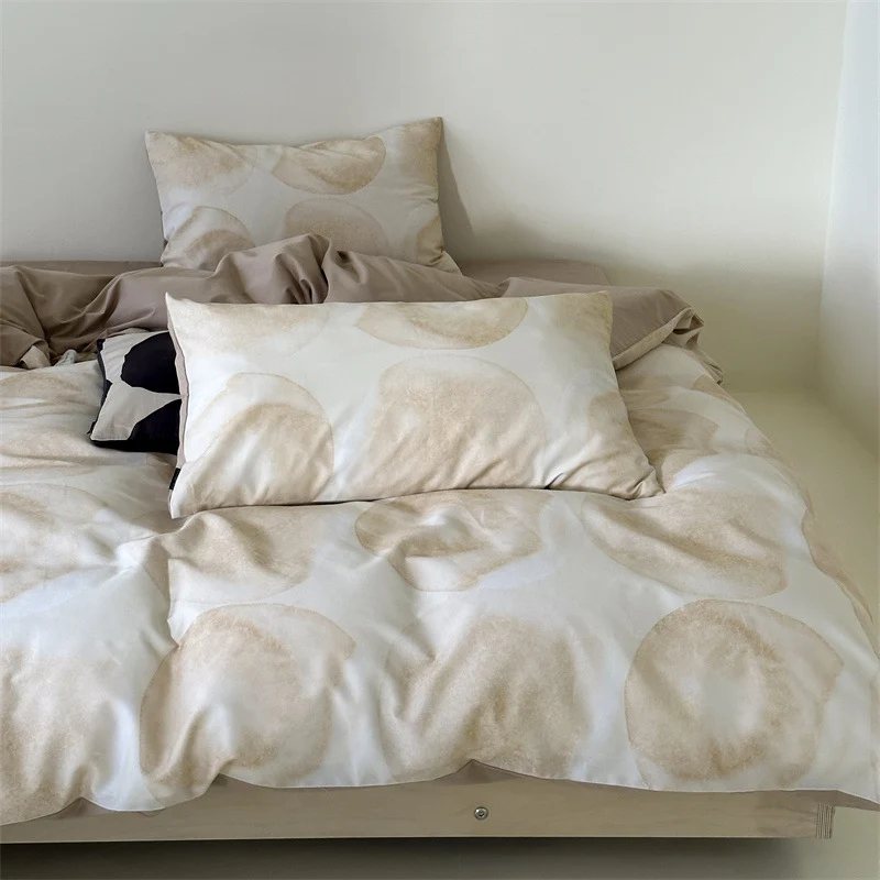 Gepunktete Bettwäschegarnitur aus Baumwoll‑Satin mit extra weichem Griff