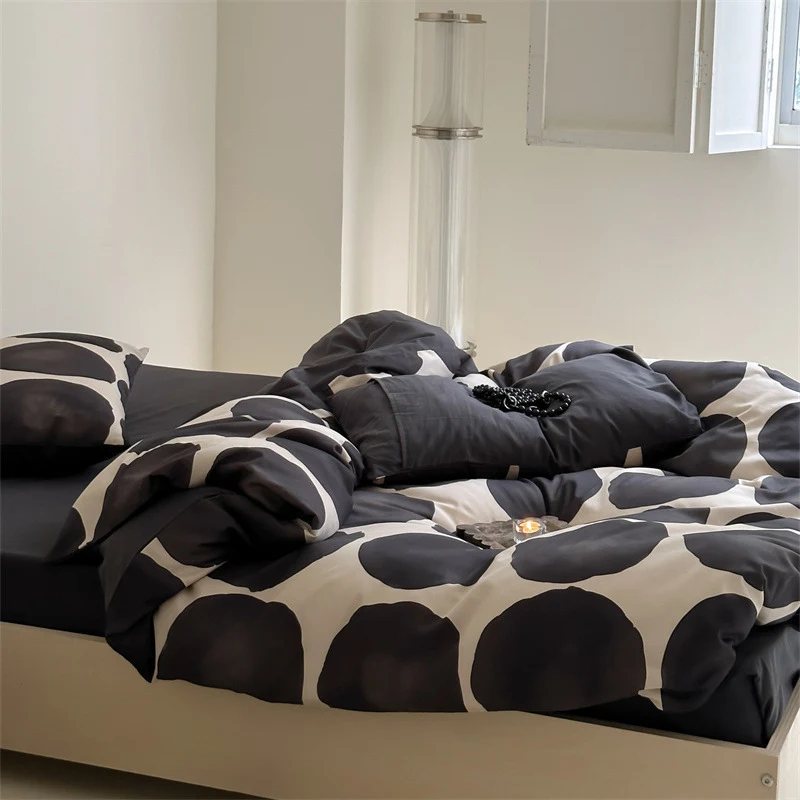 Gepunktete Bettwäschegarnitur aus Baumwoll‑Satin mit extra weichem Griff